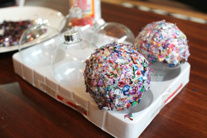 como hacer bolas de navidad, esferas caseras hechas con decoupage, bolas de vidrio decoradas con confeti