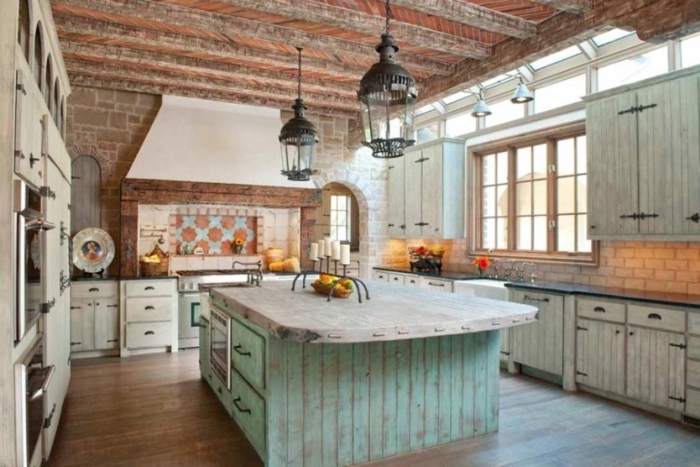 cocinas americanas, tendencias 2018, cocina en estilo rústico con muebles vintage, grande barra de madera pintada con efecto desgastado, techo con vigas de madera