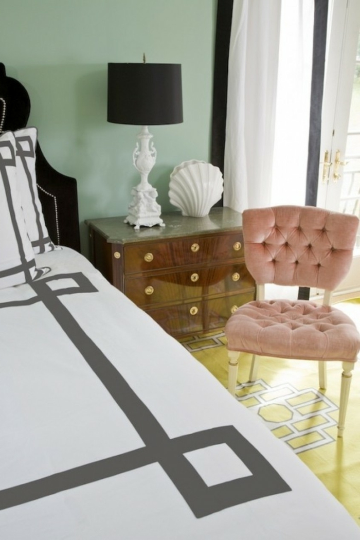 como pintar una habitacion, paredes en color menta, silla en capitoné en color rosa, suelo en amarillo, bonita combinación de colores