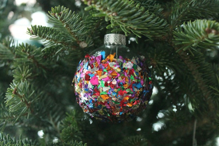 bola navidad, esfera de vidrio transparente decorada con confeti en diferentes colores