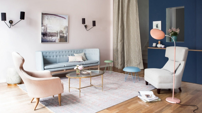 combinaciones de colores, salón de contrastes con una área en colores pasteles y otra parte en azul marino, muebles modernos, sofá en azul bebé
