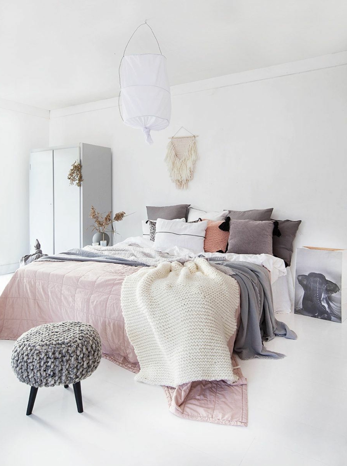 habitaciones de matrimonio, colores en tendencia 2018, mezcla de gris y tonos pasteles, habitación espaciosa con paredes en blanco
