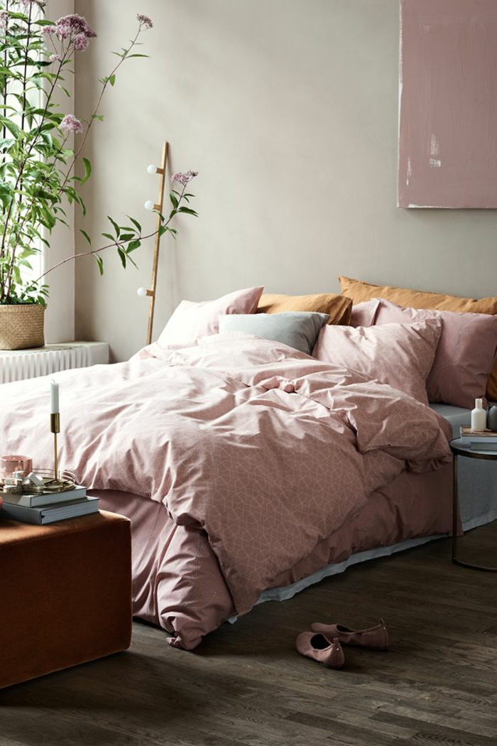 colores para habitaciones, habitación con toque romántico, cobijas y pintura en color rosa y plantas en el mismo color