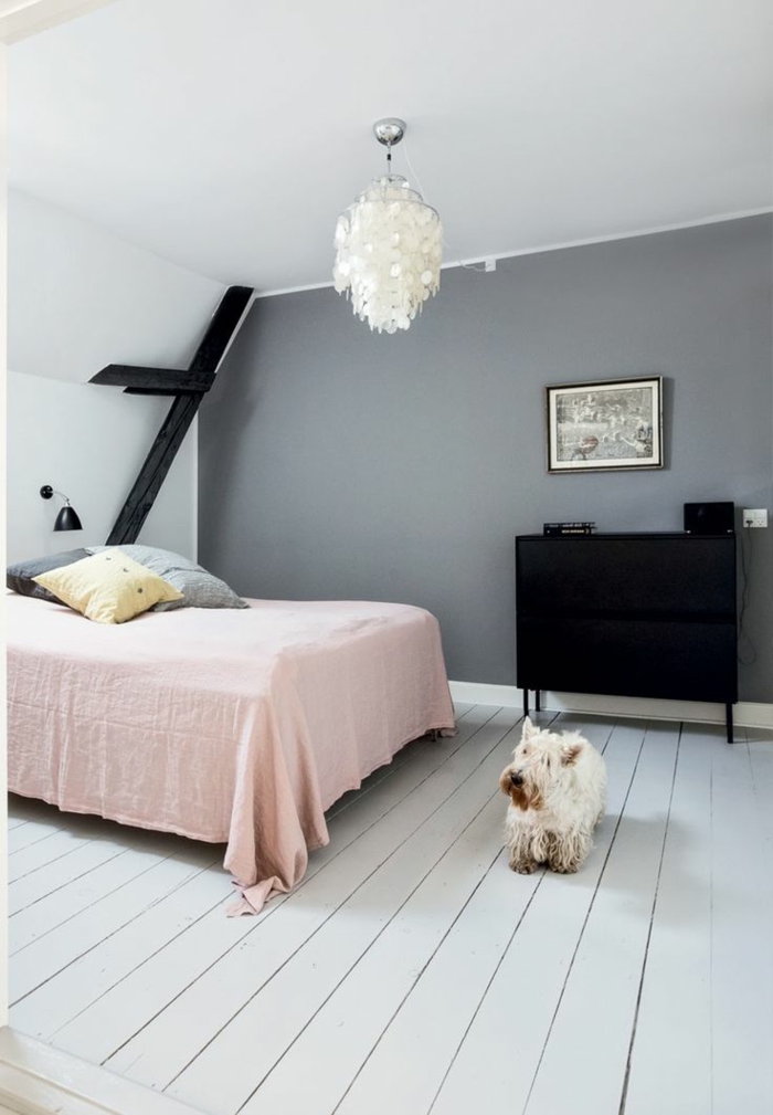 habitaciones de matrimonio, dormitorio con paredes inclinados pintados en gris y blanco, suelo de madera en gris y detalles en tonos pastel