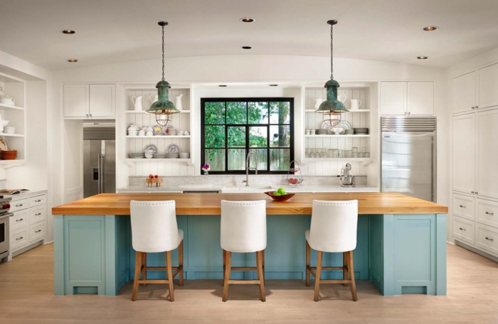 cocina americana, propuesta moderna con aire de frescura, grande barra en azul con encimera de madera y sillas tapizadas en blanco