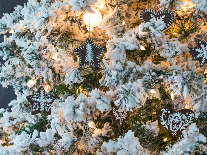 manualidades para niños de 10 a 12 años, adornos para el árbol navideño en forma de estrellas y corazones, árbol artificial con efecto de nevado