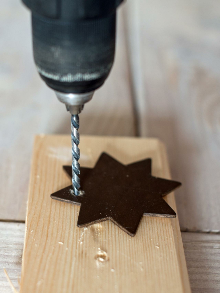 manualidades navideñas, etapas para elaborar un adorno navideño DIY, estrella de ocho puntas en marrón