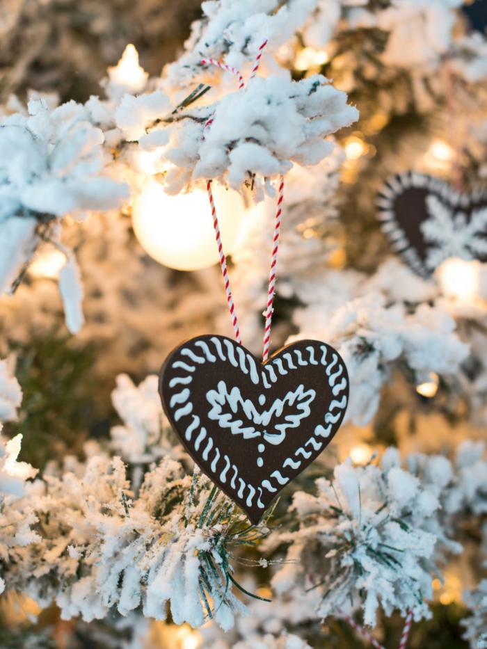 manualidades navideñas, bonito adorno navideño colgado en e árbol, corazón en marrón con decoración en blanco 