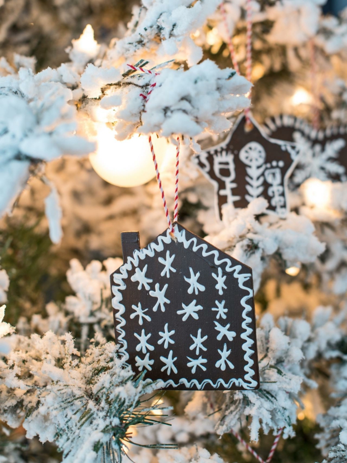manualidades navideñas, bonitos ornamentos para el pino de Navidad, adornos en marrón con dibujos infantiles