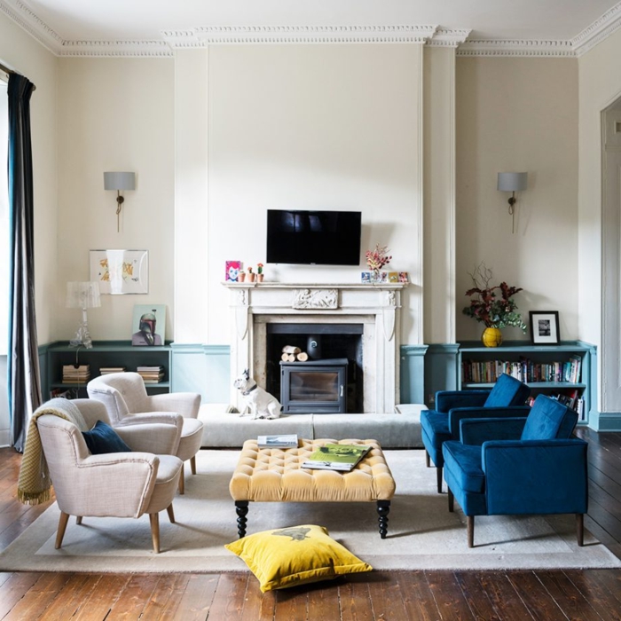 estufas de leña, interior moderno con sillones de peluche en beige y azul intenso, techo alto 