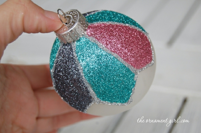 bolas de navidad, ornamento casero con mucho resplandecer, bola de vidrio con capa de purpurina en diferentes colores