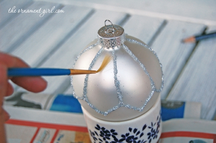 bolas navidad, pasos para crear un ornamento navideño muy refinado, esfera en color plata, decorada de brocado