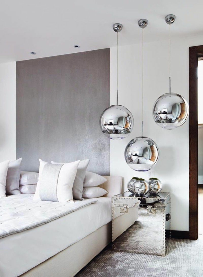 dormitorios de matrimonio, habitacón de estilo en gris y blanco, lámparas de color plata, suelo con moqueta, propuesta muy refinada