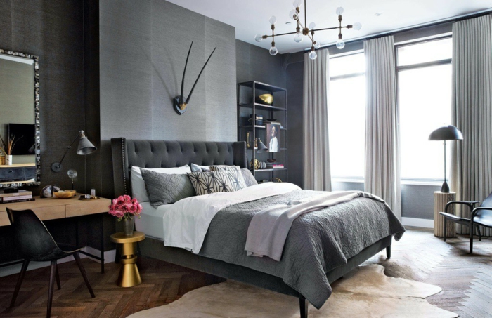 dormitorio matrimonio, tendencias 2018, habitaciones en gris claro, decoración clásica, lámpara de araña moderna y cortinas en gris