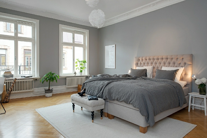 colores para habitaciones, dormitorio en gris con alfombra blanca y cabecero en beige, piso de parquet, grandes ventanas sin cortinas