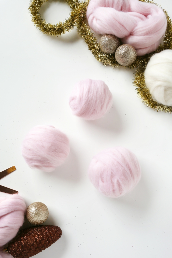 manualidades navideñas, bolas de algodón en rosado, ideas fáciles DIY para hacer con los niños 
