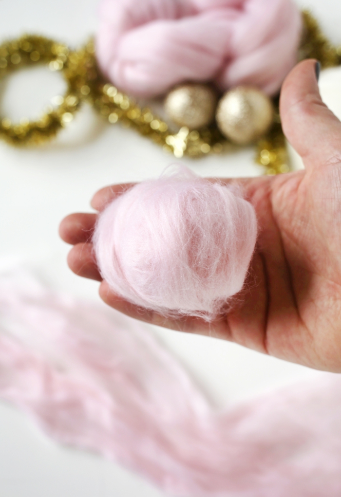 manualidades navideñas, ideas DIY con algodón, bolas caseras para el arbol navideño hechas de algodón