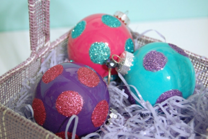 bola navidad, tres esferas en morado, azul y rojo pintadas con pintura acrílica por dentro y decoradas con purpurina