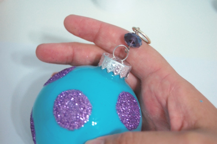 bola de navidad, refinado ornamento casero para la decoración de tu casa esta Navidad, bola azul con lunares en lila