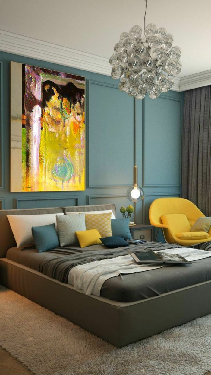 habitaciones de matrimonio, ejemplo moderno, habitación en azul verde con detalles en amarillo chillón, lámpara araña de vidrio, techo blanco 