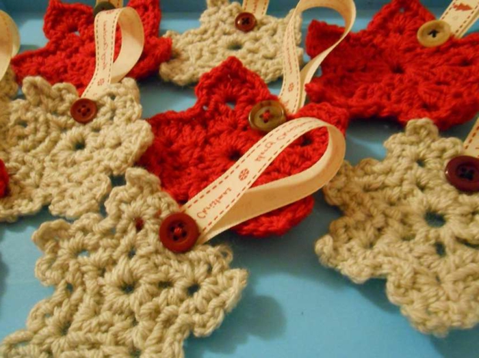 estrella navidad, bonitos ornamentos tejidos a crochet en rojo y beige para colgarlos en el árbol navideño