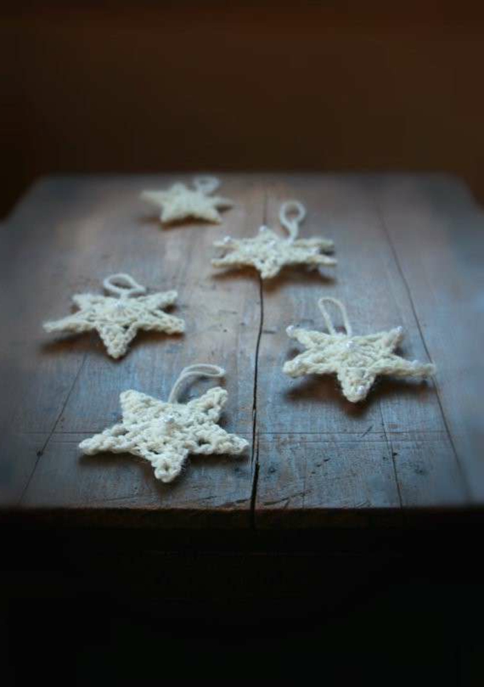 estrellas de navidad, bonitos adornos navideños blancos de tejido a crochet, manualidades en forma de estrella