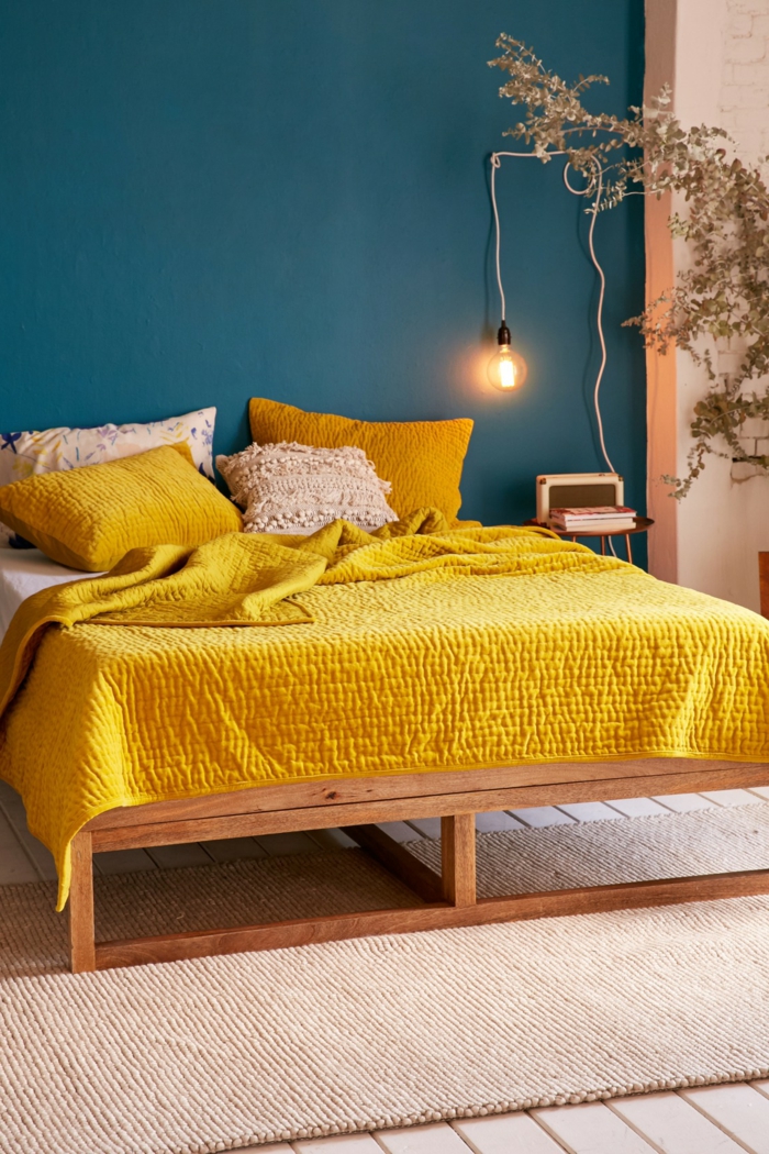 colores calidos, combinación moderna de azul marino y amarillo mostaza, cama de madera, techo de madera pintado en blanco