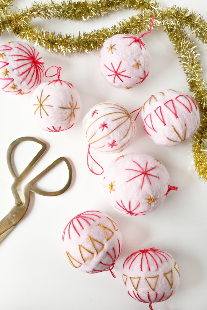 manualidades navideñas, bolas de algodón con bordado en rojo y dorado, bonitos ornamentos caseros para el árbol navideño 