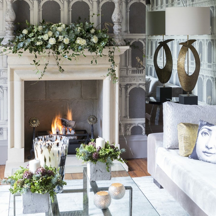 estufas de leña, salón moderno con decoración de flores, vinilo de pared y cojines decorativos, mesa de vidrio