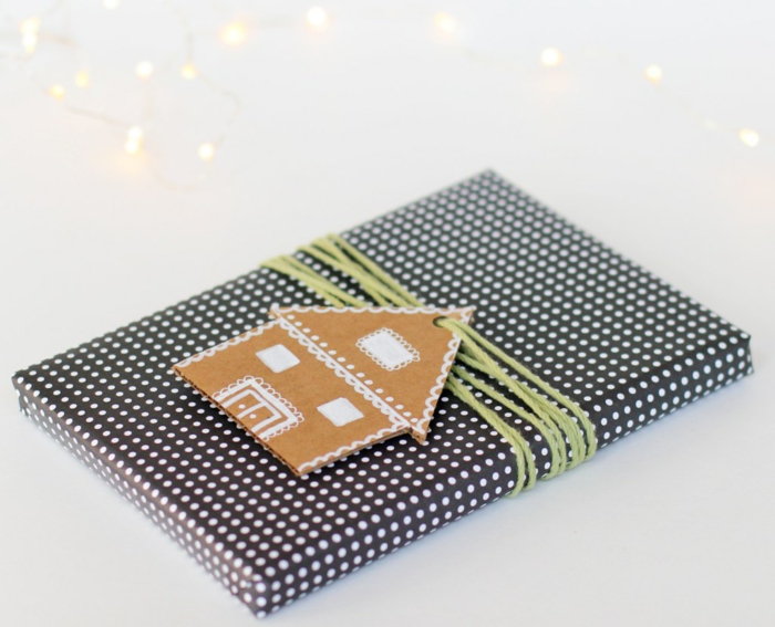 manualidades sencillas, bonita tarjeta hecha a mano en forma de casa, idea para decorar los regalos empaquetados