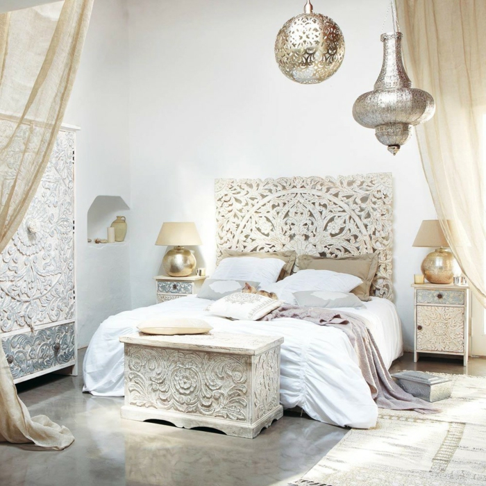 cabeceros de cama originales, propuesta sofisticada con muebles de mármol con ornamentos, cortinas aireadas en beige, lámparas decorativas doradas