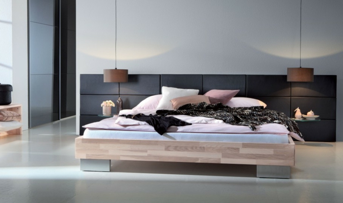 cabeceros originales, habitación moderna en estilo minimalista, cama de madera y hierro con lecho bajo, cabecero de piel negra y lámparas modernas