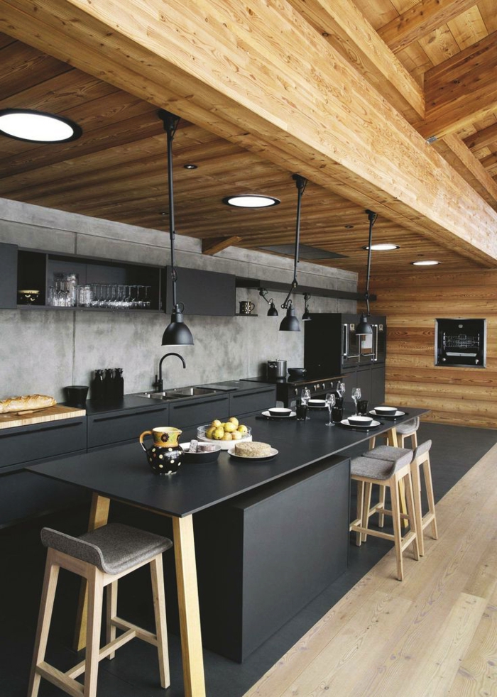 barras de cocina, elegante cocina en negro y beige, techo de madera con grandes lámparas empotradas de forma redonda