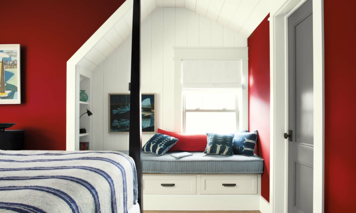habitaciones de matrimonio, bonita propuesta en rojo y blanco, rincón con sofá, cama grande con cobija en blanco y azul