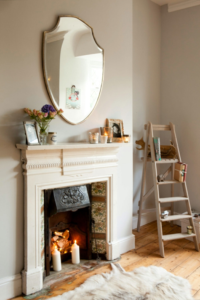 estufa de leña, bonito rincón en habitación luminosa en colores claros, espejo vintage y decoración en estilo provenzal 