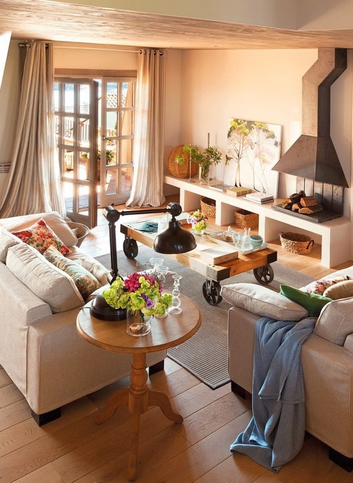 estufa de leña, salón luminoso y acogedor, muebles en tonos claros, mesa vintage de madera