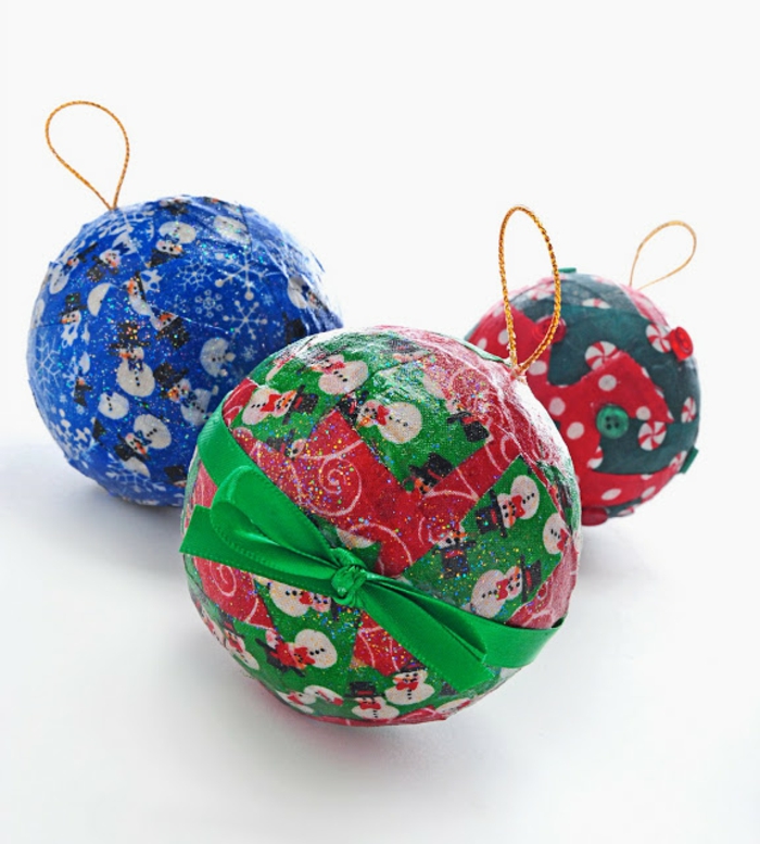 bolas de navidad, hechas con la técnica decoupage, telas coloridas con motivos navideños, manualidades faciles navidad