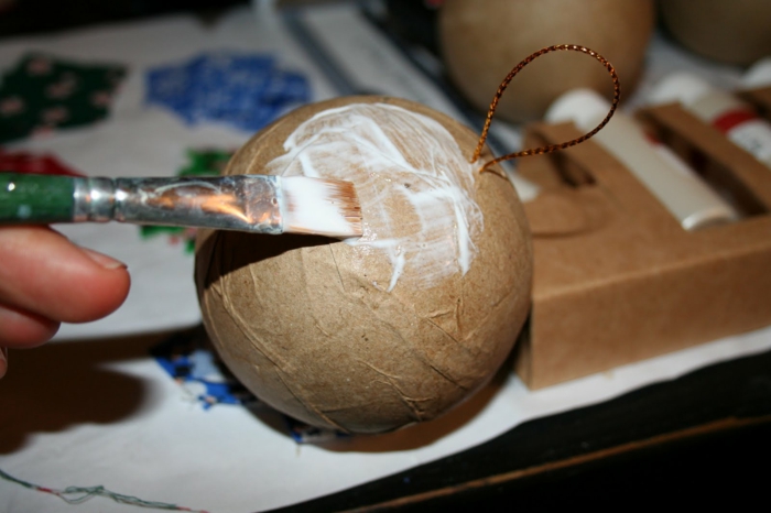 bola navidad, pieza de cartón en forma oval, como hacer adornos navideños con decoupage, poner pegamento líquido