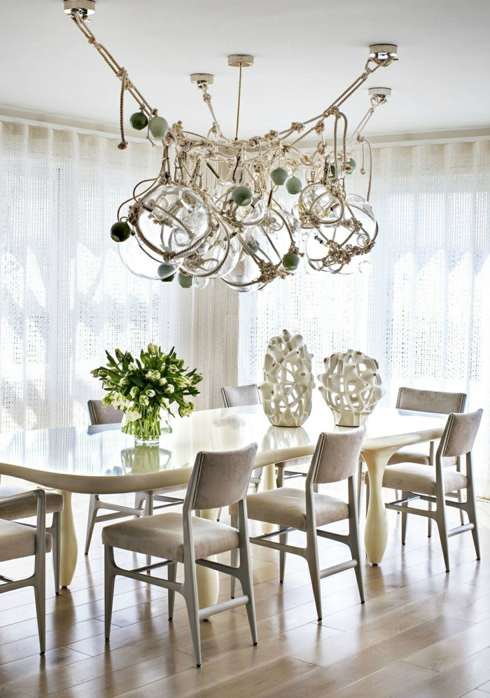 mesas de comedor moderno, comedor en beige y blanco con acento en la araña super moderna, decoración de flores