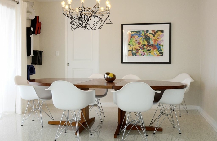 muebles de salon, comedor pequeño con mesa oval de madera y sillas blancas modernas, araña vintage con bombillas