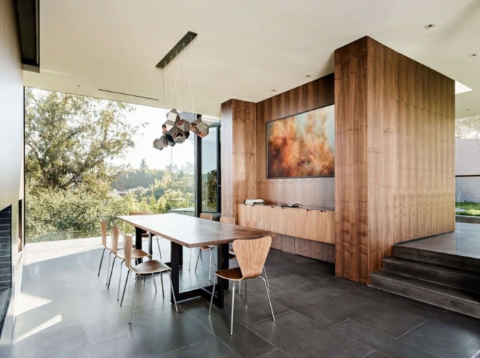 muebles comedor, comedor espacioso con muebles de madera, grande ventanal con vista y araña original para el techo 