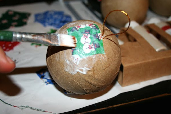 bola de navidad, manualidades facles navideñas, esfera de cartón con trozos de tela con motivos navideños