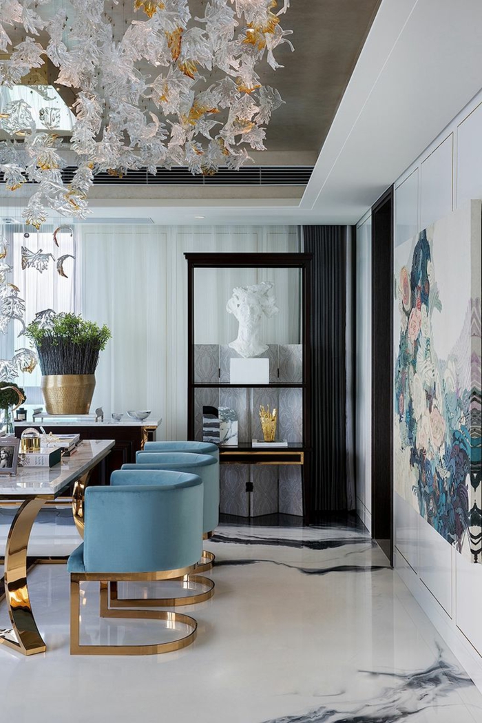 salon comedor, comedor refinado con ornamentos, sillas azules de peluche con parte dorada, grande pintura en la pared