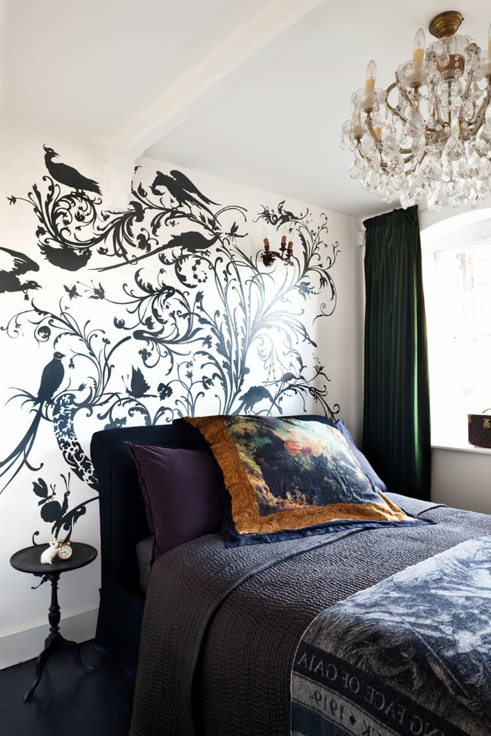vinilos pared, decoración de dormitorio clásica con lámpara de araña, vinilo en pared entera con ramos y pavos reales