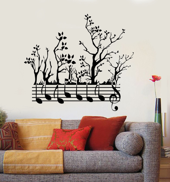 vinilos pared, vinilo con árboles y pentagrama para amantes de la música, decoración de salones con sofá y cojines