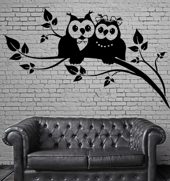 vinilos pared, decoración de salones, vinilo con buhos negros sobre ladrillo blanco, decoración industrial, sofá de piel gris