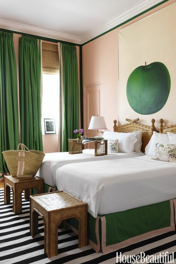 combinar colores, bonita habitación con dos camas individuales, decoración de manzana verde en la pared, paredes en color crema, suelo con alfombra en rayas