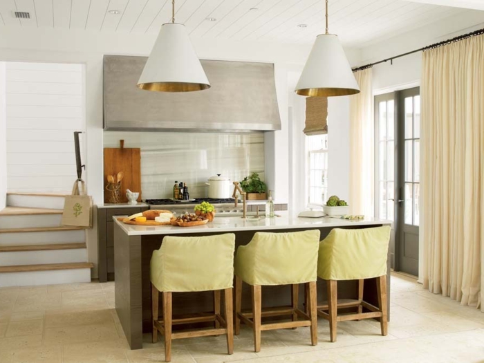 salon cocina, cocina peqeuña en gris con sillas en verde, lámparas grandes en forma de cono y cortinas aireadas en tono pastel