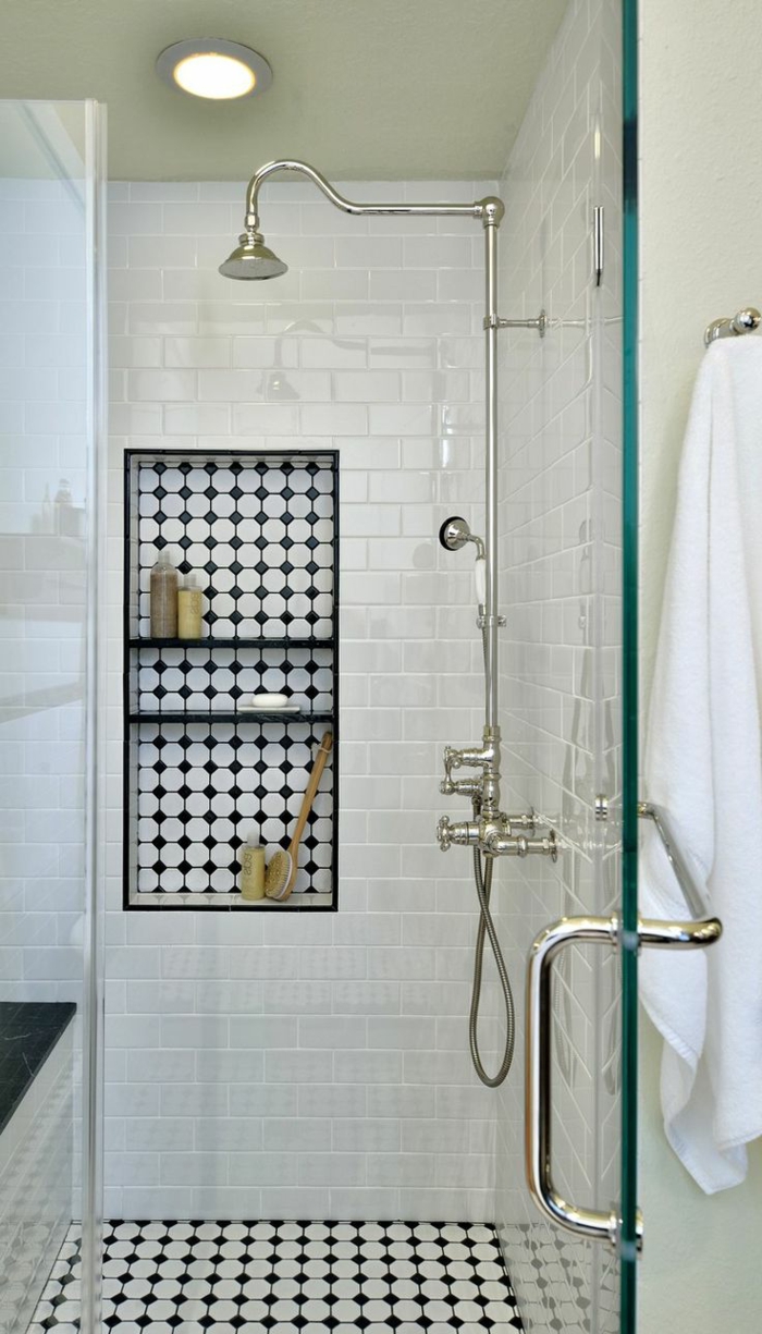 cuartos de baño con ducha, baño pequeño con baldosas en blanco y negro, nichos en la pared, puerta de vidrio, ducha vintage