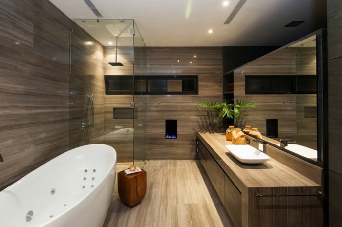 cuartos de baño con ducha, baño con suelo y paredes laminados, bañera, espejo grande y ducha de obra con efecto lluvia, mampara de vidrio
